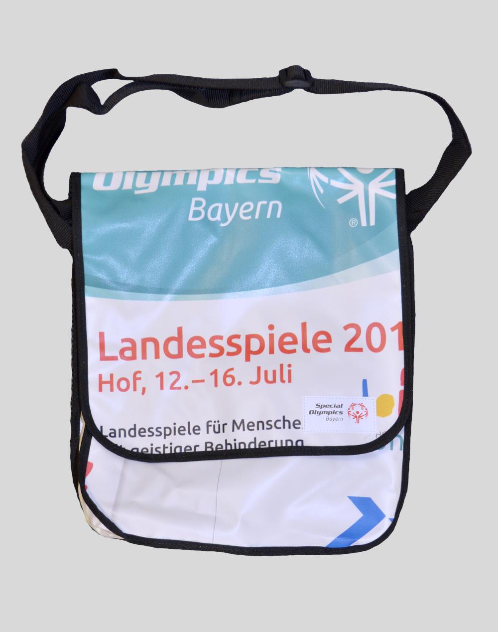 Umhängetasche aus recycelter Bannerplane von Special Olympics Bayern